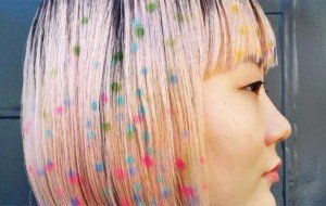Kızların Yeni Trendi "Hair-stencilling" (Saçlara Baskı) Modası Akın Akın Geliyor