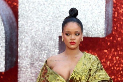 Rihanna Göğüs Dekoltesiyle Galada Zor Anlar Yaşadı!
