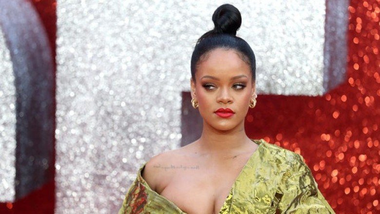 Rihanna G&ouml;ğ&uuml;s Dekoltesiyle Galada Zor Anlar Yaşadı!